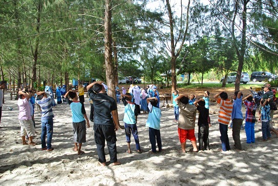 Kemeriahan Launching Pembinaan Anak Kader PKS Kota Jayapura di Pantai Hamadi