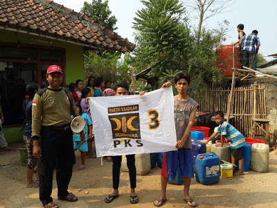 Kekeringan Meluas, PKS Berikan Bantuan Air Bersih ke 3100 KK