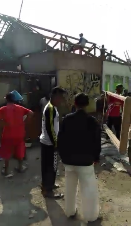 Warga Cikahuripan Sukabumi Bongkar Rumah Kepala Desa