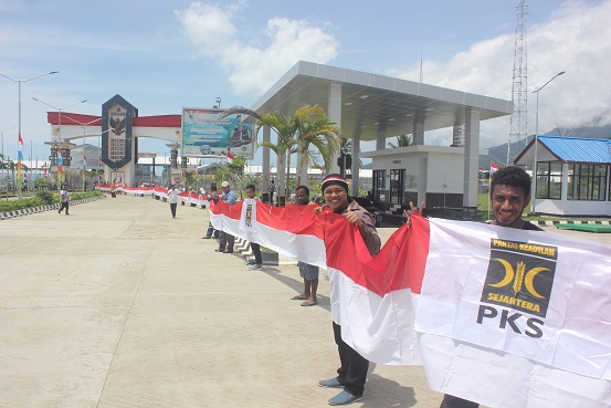 Heroik! PKS Bentangkan 72 Meter Bendera Merah Putih di Batas Negara di Jayapura dan Merauke