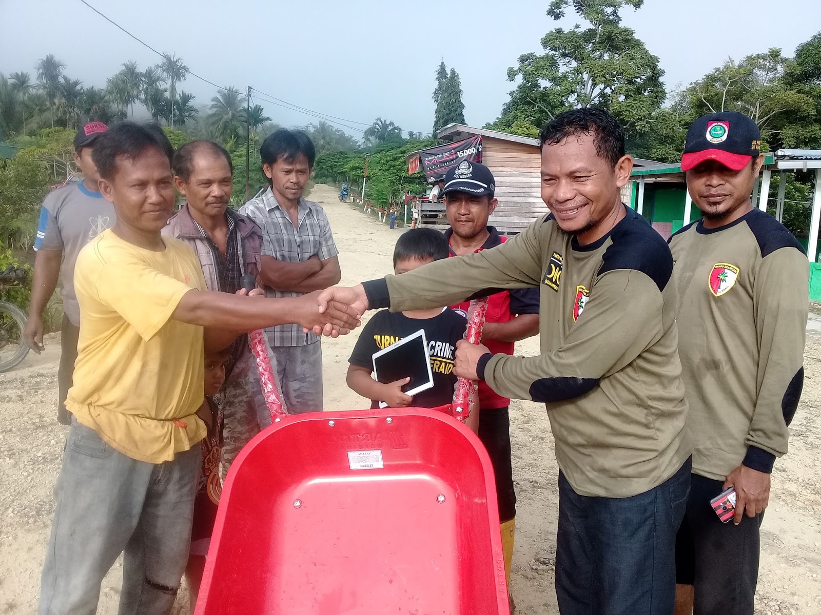 Diterjunkan ke Masyarakat dalam Kemah Bakti, Kader PKS Papua Beri Berbagai Pelayanan