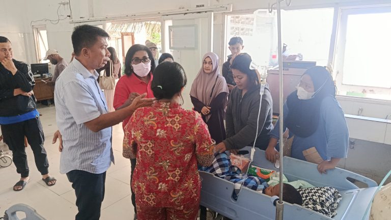 Aleg PKS Papua H. Wagus Hidayat Jenguk Korban Petasan di RS Yowari, Klarifikasi Isu Pelayanan